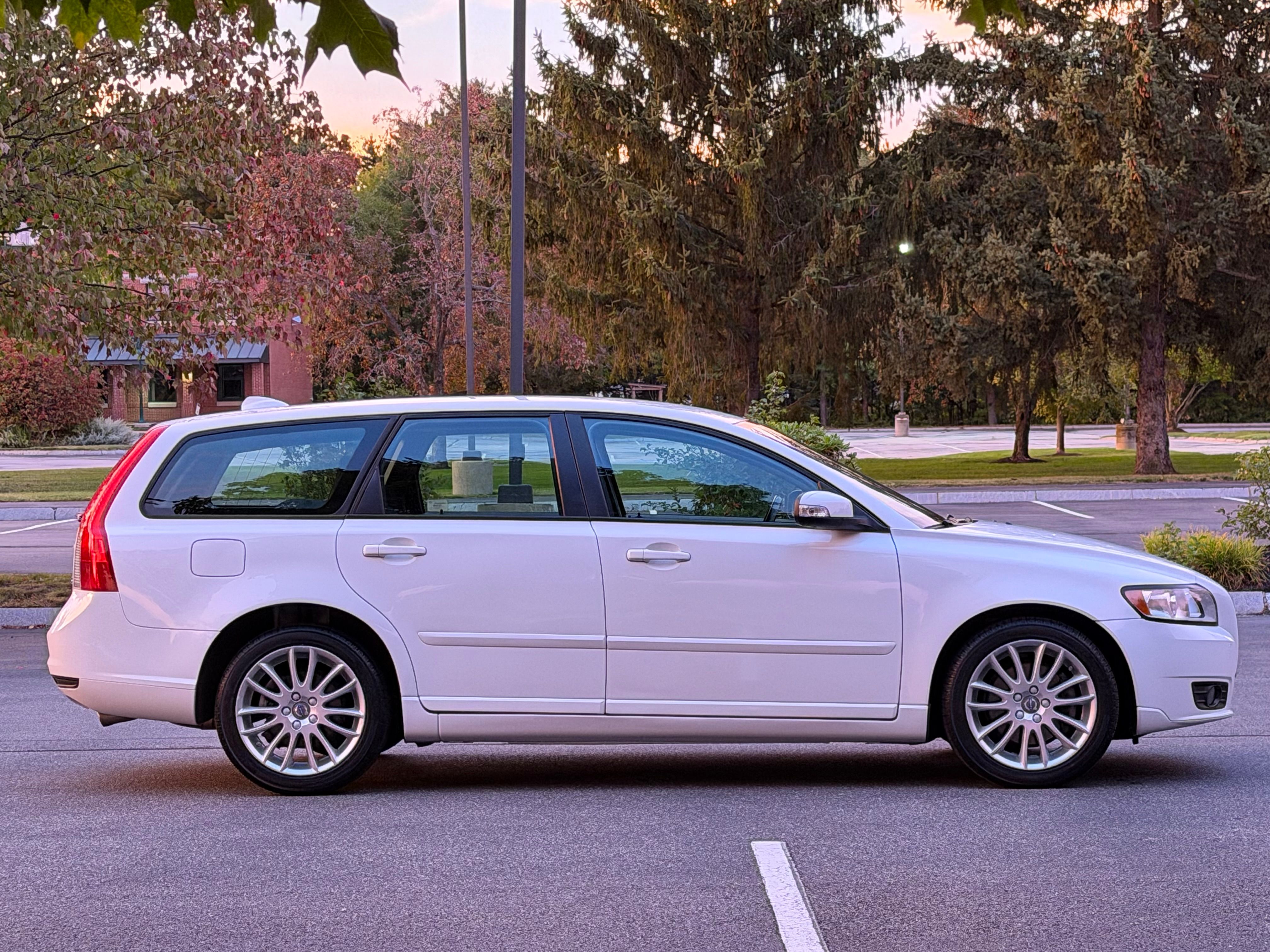 Used 2011 Volvo V50 T5 FWD image 6