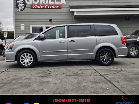 Used 2015 Chrysler Town & Country S image 4