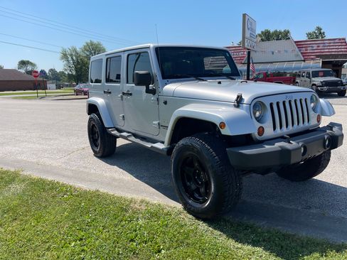 Used 2012 Jeep Wrangler Unlimited Sahara image 6