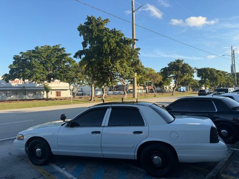 Used 2010 Ford Crown Victoria Police Interceptor image 5