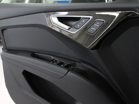Used 2025 Audi Q4 e-tron Premium RWD image 29