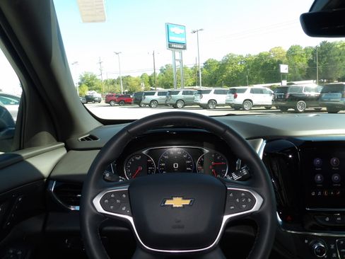 Used 2023 Chevrolet Traverse High Country image 2