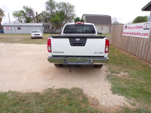 Used 2018 Nissan Frontier SV image 13
