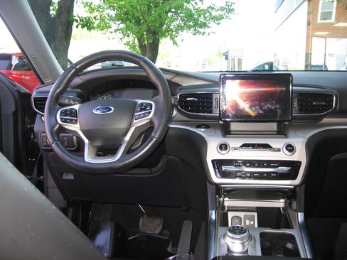 Used 2023 Ford Explorer XLT AWD/4WD image 9