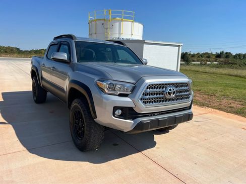 Used 2016 Toyota Tacoma TRD Off-Road image 4