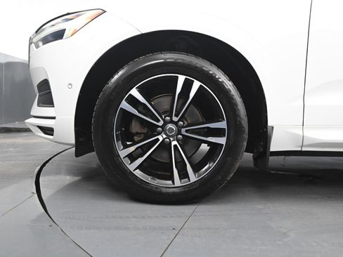 Used 2019 Volvo XC60 T5 Momentum w/ Multimedia Package image 9