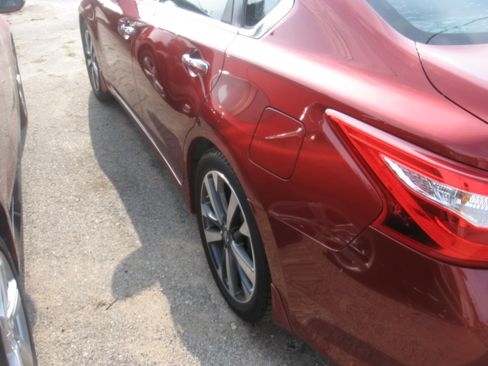 Used 2016 Nissan Altima Sedan w/ Premium Pkg FWD image 6