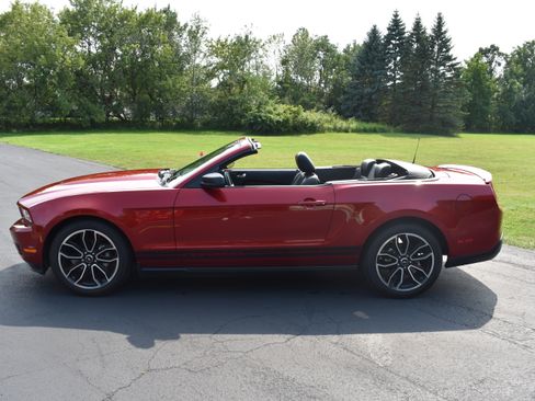 Used 2010 Ford Mustang Convertible RWD image 15