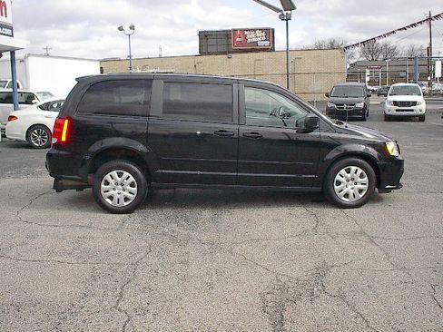 Used 2016 Dodge Grand Caravan SE image 3
