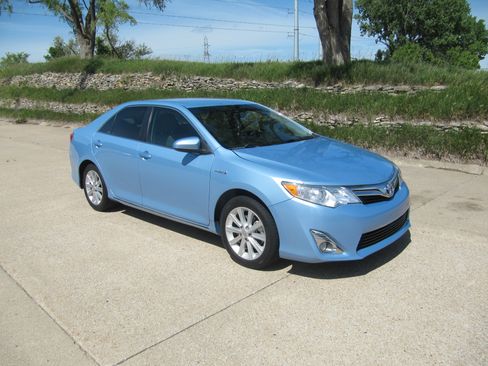 Used 2012 Toyota Camry Hybrid FWD image 2