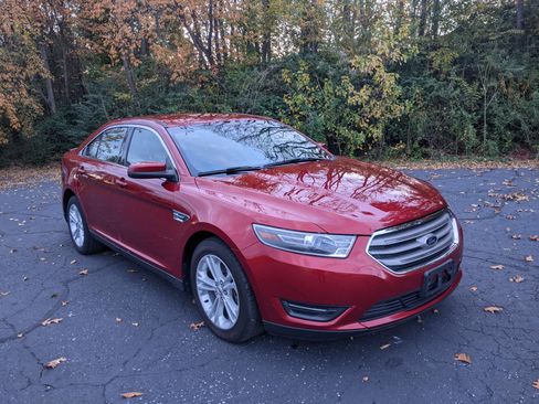 Used 2015 Ford Taurus SEL image 4