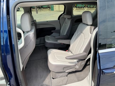 Used 2018 Chrysler Pacifica Touring-L image 11