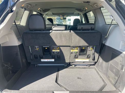Used 2015 Toyota Sienna SE image 30
