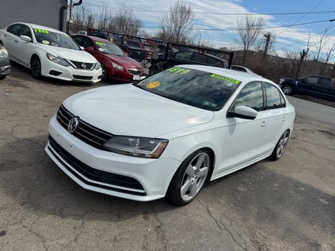 Used 2017 Volkswagen Jetta image 2