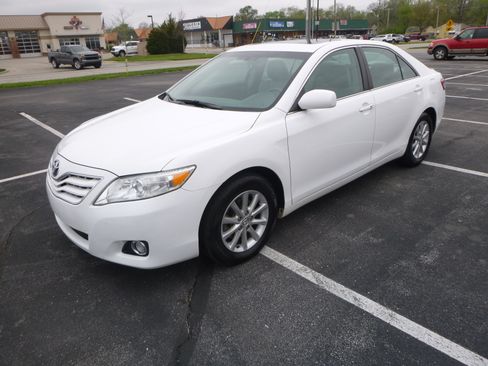 Used 2011 Toyota Camry XLE image 2