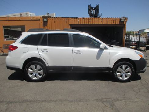 Used 2011 Subaru Outback 3.6R Limited AWD/4WD image 2