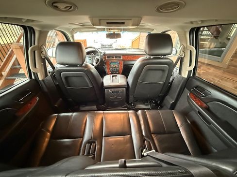 Used 2014 Chevrolet Suburban LT image 21