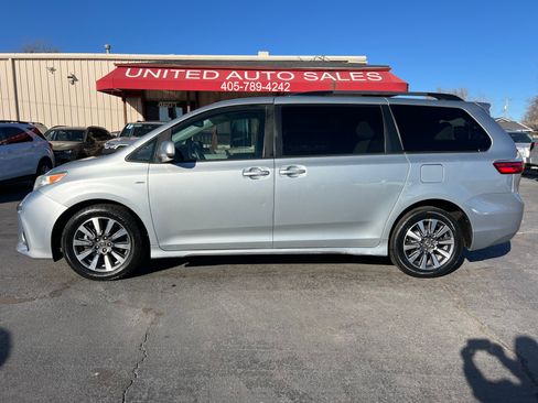Used 2020 Toyota Sienna LE AWD/4WD image 1