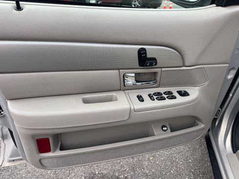 Used 2008 Mercury Grand Marquis LS image 2