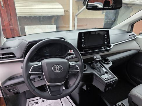 Used 2022 Toyota Sienna XLE image 15