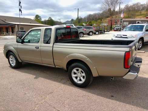 Used 2004 Nissan Frontier XE image 3