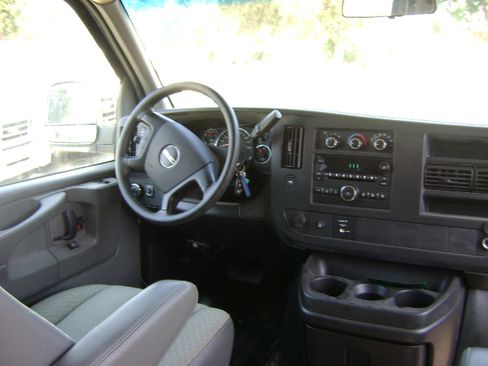 Used 2010 GMC Savana 3500 LT image 10
