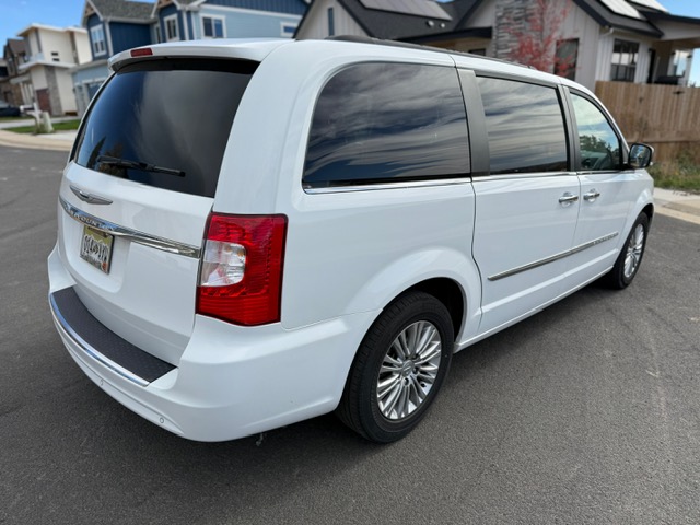Used 2015 Chrysler Town & Country Touring-L FWD image 6