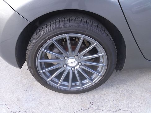 Used 2017 Hyundai Elantra GT image 35