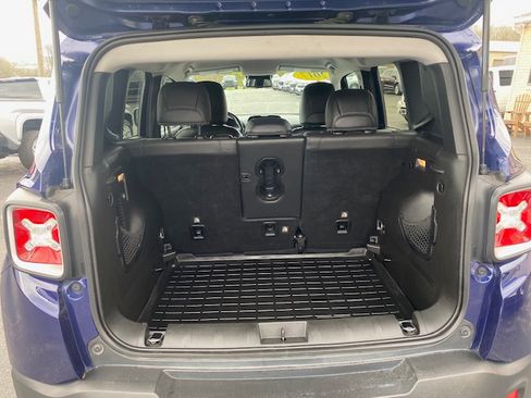 Used 2017 Jeep Renegade 4WD Limited image 19
