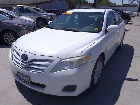 Used 2011 Toyota Camry LE image 2