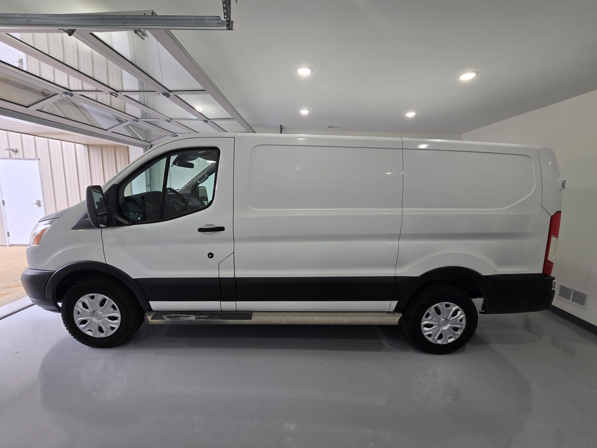 Used 2019 Ford Transit 250 130 Low Roof RWD image 4