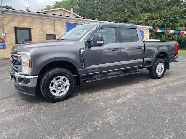 Used 2025 Ford F350 4x4 Crew Cab Super Duty image 2