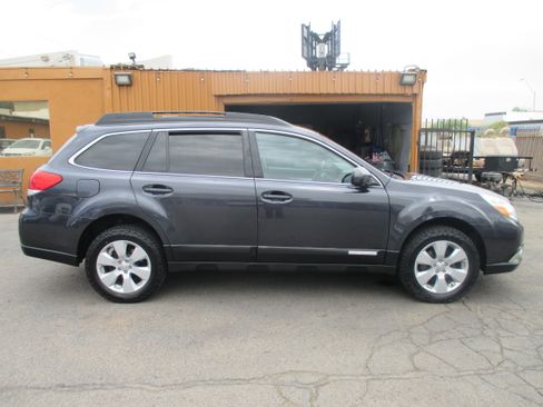 Used 2010 Subaru Outback 2.5i Premium AWD/4WD image 2