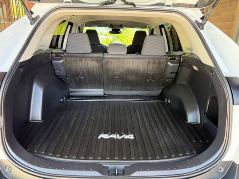 Used 2019 Toyota RAV4 AWD LE image 17