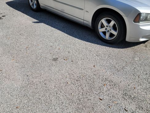 Used 2010 Dodge Charger SXT image 2