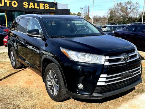 Used 2017 Toyota Highlander SE image 2