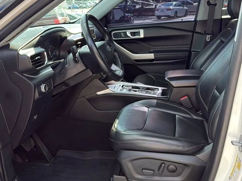 Used 2022 Ford Explorer XLT w/ Equipment Group 202A image 5