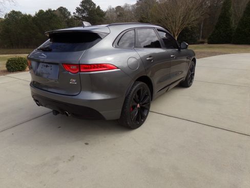 Used 2019 Jaguar F-PACE S image 5