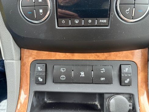 Used 2011 Buick Enclave CXL image 22