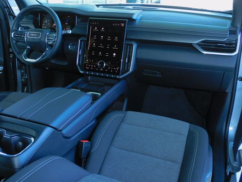 Used 2025 GMC Acadia Elevation image 4