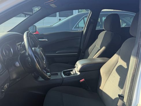 Used 2017 Dodge Charger SE image 9