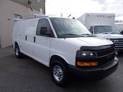 Used 2018 Chevrolet Express 2500 image 3