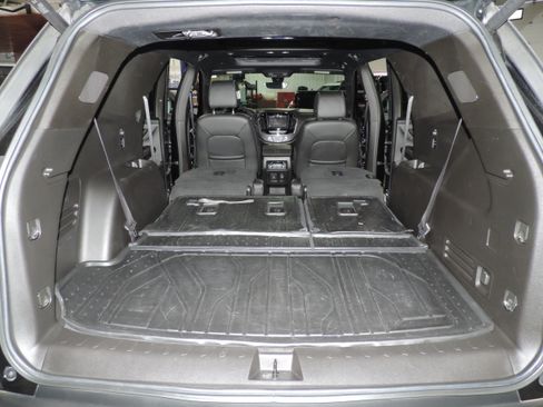 Used 2023 Chevrolet Traverse RS image 28