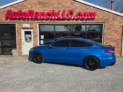 Used 2019 Ford Fusion SE image 1