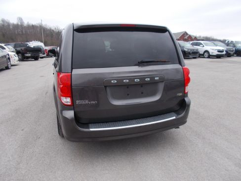Used 2016 Dodge Grand Caravan image 3