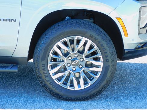 Used 2025 Chevrolet Suburban Z71 image 33