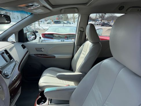 Used 2011 Toyota Sienna XLE image 4