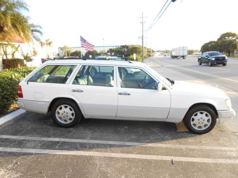 Used 1994 Mercedes-Benz E 320 image 8