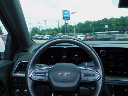 Used 2025 Chevrolet Suburban 4WD Z71 image 2