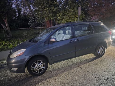 Used 2006 Toyota Sienna XLE image 1
